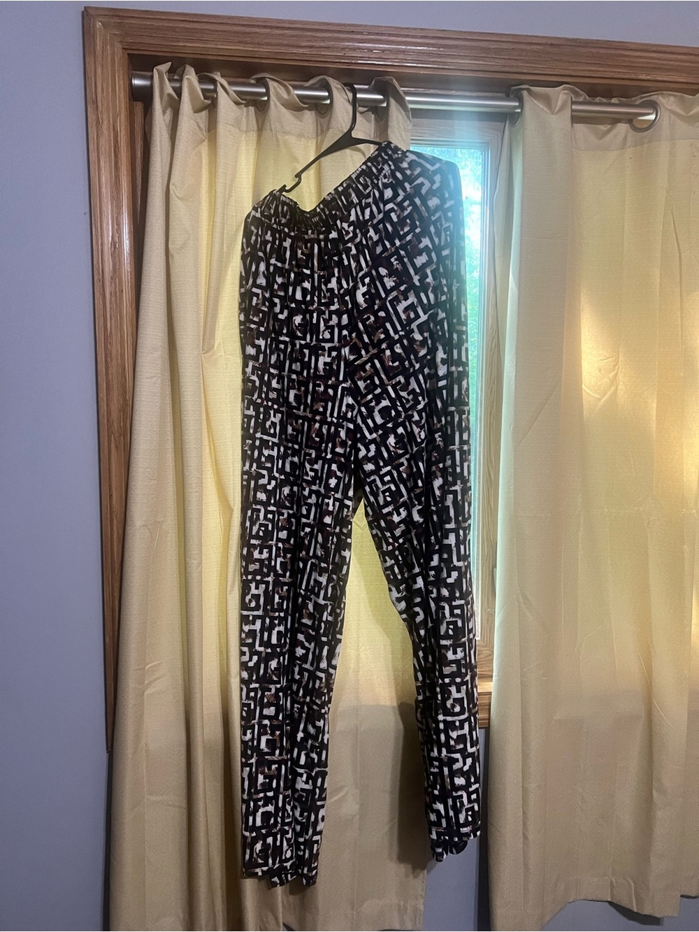 Black & White Geometric Print Women's Pull-On Pants. Wide leg